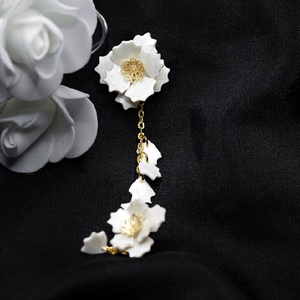 Fehér pipacs asszimetrikus lógós fülbevaló - esküvő - ékszer - fülbevaló - Meska.hu