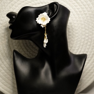 Fehér pipacs asszimetrikus lógós fülbevaló - esküvő - ékszer - fülbevaló - Meska.hu