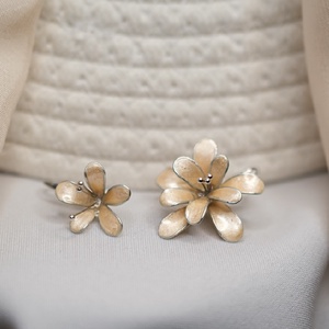 Bézs virág designer asszimetrikus fülbevaló - esküvő - ékszer - fülbevaló - Meska.hu