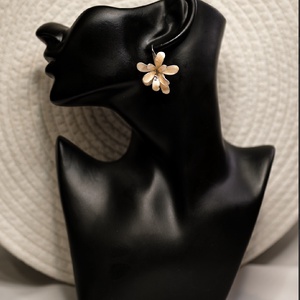 Bézs virág designer asszimetrikus fülbevaló - esküvő - ékszer - fülbevaló - Meska.hu