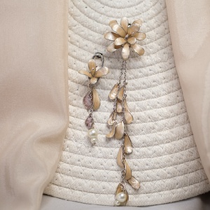 Bézs virágos designer fülbevaló - esküvő - ékszer - fülbevaló - Meska.hu