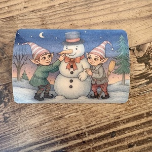 Manók hóemberrel hűtőmágnes, Otthon & Életmód, Konyhafelszerelés, tálalás, Konyhai dekoráció, Hűtőmágnes, Fotó, grafika, rajz, illusztráció, MESKA