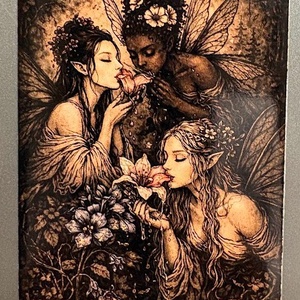 Hűtőmágnes - Gótikus tündérek nedűt isznak, Otthon & Életmód, Konyhafelszerelés, tálalás, Konyhai dekoráció, Hűtőmágnes, Fotó, grafika, rajz, illusztráció, MESKA