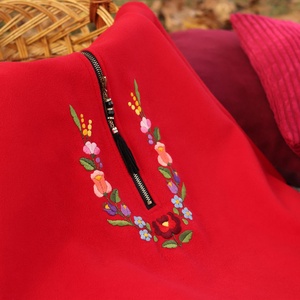 Kapucnis, poncsó piros színben, cipzárral. Kézzel hímzett virágos kalocsai mintával a cipzárvonal mentén. - Méret: S - ruha & divat - női ruha - poncsó - Meska.hu