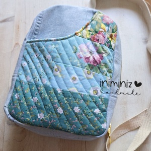 Mini sling bag - Újrahasznosított világos farmer patchwork blokkal az elején - Meska.hu