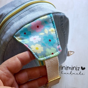Mini sling bag - Újrahasznosított világos farmer patchwork blokkal az elején - táska & tok - kézitáska & válltáska - vállon átvethető táska - Meska.hu