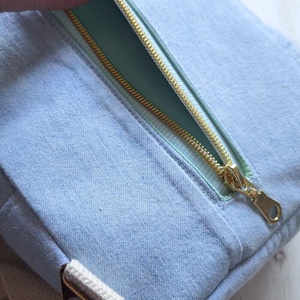 Mini sling bag - Újrahasznosított világos farmer patchwork blokkal az elején - táska & tok - kézitáska & válltáska - vállon átvethető táska - Meska.hu