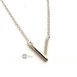 Minimalista V - ezüst nyaklánc , Ékszer, Nyaklánc, Medálos nyaklánc, Ötvös, MESKA