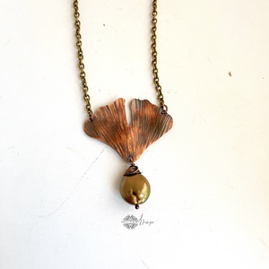 Ginko pearl- kovácsolt nyaklánc, Ékszer, Nyaklánc, Medálos nyaklánc, Ötvös, Kovácsolt ginko levélke-tenyésztett gyönggyel. 
A nyaklánc medál része 40 mm széles, a lánc mindkét..., MESKA