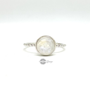 Ezüst gyűrű tokos foglalattal HOLDKŐVEL- 59-es - ékszer - gyűrű - szoliter gyűrű - Meska.hu