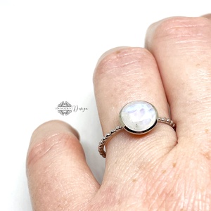 Ezüst gyűrű tokos foglalattal HOLDKŐVEL- 59-es - ékszer - gyűrű - szoliter gyűrű - Meska.hu