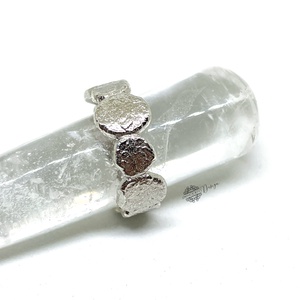 Ezüst gyűrű kalapált pöttyökkel 55-ös - ékszer - gyűrű - kerek gyűrű - Meska.hu