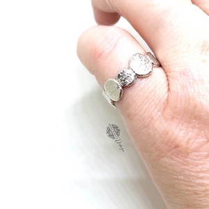 Ezüst gyűrű kalapált pöttyökkel 55-ös - ékszer - gyűrű - kerek gyűrű - Meska.hu