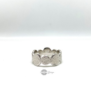 Ezüst gyűrű kalapált pöttyökkel 55-ös - ékszer - gyűrű - kerek gyűrű - Meska.hu