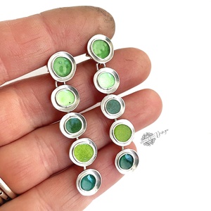 Gaudi - ezüst fülbevaló tűzzománccal - zöld - ékszer - fülbevaló - lógó fülbevaló - Meska.hu