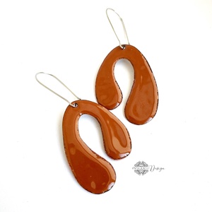 Amőba - színes tűzzománc fülbevaló- étcsokis karamell - ékszer - fülbevaló - lógó fülbevaló - Meska.hu