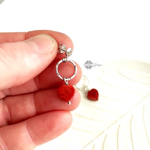 Ezüst fülbevaló korall szivecskével - ékszer - fülbevaló - lógós kerek fülbevaló - Meska.hu