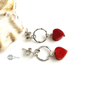 Ezüst fülbevaló korall szivecskével - ékszer - fülbevaló - lógós kerek fülbevaló - Meska.hu