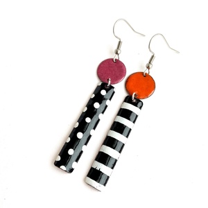 Dorothy - asszimetrikus tűzzománc fülbevaló - pöttyös/csíkos - lila- narancs - ékszer - fülbevaló - lógó fülbevaló - Meska.hu