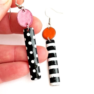 Dorothy - asszimetrikus tűzzománc fülbevaló - pöttyös/csíkos - lila- narancs - ékszer - fülbevaló - lógó fülbevaló - Meska.hu