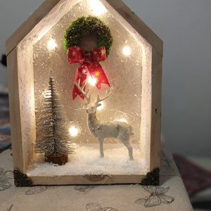 Rénszarvas, karácsonyi szarvas, téli házikó, karácsonyi fény, diorama, ünnepi havas táj, házikó - karácsony - karácsonyi lakásdekoráció - karácsonyi fénydekoráció - Meska.hu