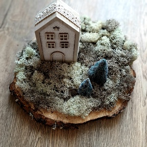 Házikó és zuzmó asztaldísz, diorama, éjjeli fény - karácsony - karácsonyi lakásdekoráció - karácsonyi falu, házikó - Meska.hu