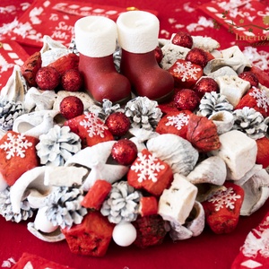 Kisméretű asztali koszorú csizmagyertyákkal - karácsony - adventi díszek - adventi gyertyadíszek és koszorúdíszek - Meska.hu