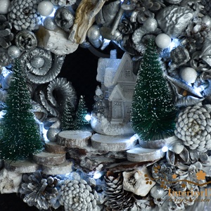 Fehér-ezüst házas világítós koszorú - karácsony - adventi díszek - adventi ajtódísz - Meska.hu