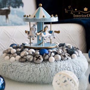 Világoskék asztali koszorú zenélő körhintával, Karácsony, Adventi díszek, Adventi gyertyadíszek és koszorúdíszek, Virágkötés, MESKA