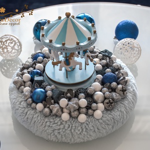 Világoskék asztali koszorú zenélő körhintával - karácsony - adventi díszek - adventi gyertyadíszek és koszorúdíszek - Meska.hu