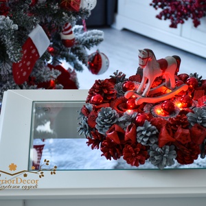 Hintalovas piros-szürke világítós asztali koszorú - karácsony - adventi díszek - adventi gyertyadíszek és koszorúdíszek - Meska.hu