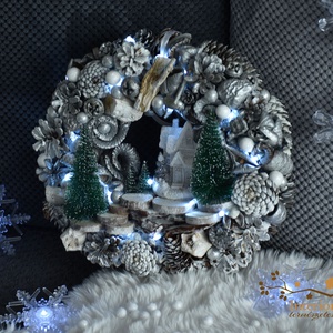 Fehér-ezüst házas világítós koszorú, Otthon & Életmód, Dekoráció, Ajtó- és ablak dekoráció, Ajtódísz & Kopogtató, Virágkötés, MESKA