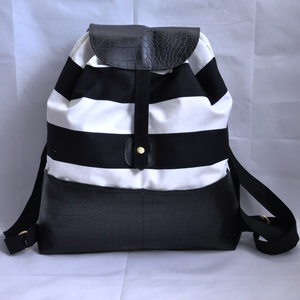 Fekete-fehér csíkos hátizsák, elöl két zsebbel -  - Meska.hu