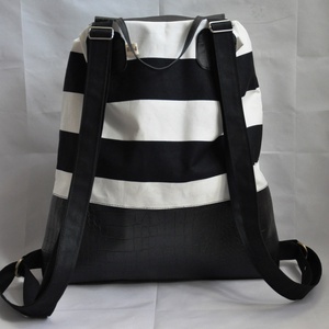 Fekete-fehér csíkos hátizsák, elöl két zsebbel -  - Meska.hu