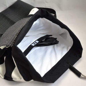 Fekete-fehér csíkos hátizsák, elöl két zsebbel -  - Meska.hu