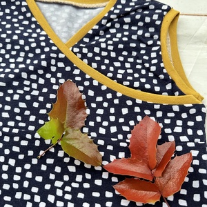 Bebújós gyermek mellény 80-86 - sötétkék alapon pöttyös - ruha & divat - gyerekruha - gyerek mellény - Meska.hu