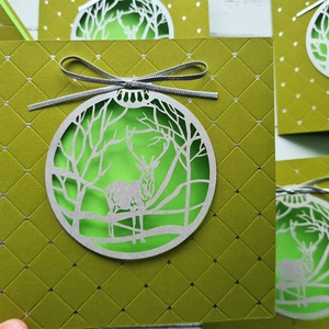 Ezüstszarvas  bársonyos zöld karácsonyi képeslap ezüst hógömb díszítéssel és borítékkal - Meska.hu