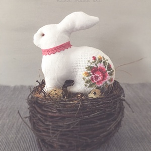 Hímzett tavaszi nyuszi - rózsaszín nyakdísszel, Otthon & Életmód, Dekoráció, Dísztárgy, Varrás, Hímzés, MESKA