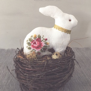 Hímzett tavaszi nyuszi - zöld nyakdísszel - otthon & életmód - dekoráció - dísztárgy - Meska.hu