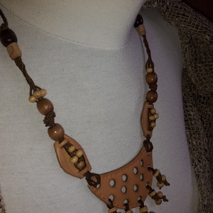 Fagyöngyökkel díszített egyedi bőrnyaklánc - ékszer - nyaklánc - statement nyaklánc - Meska.hu