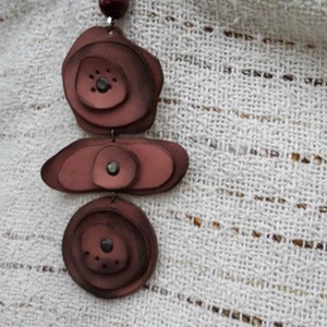 Mályva színű bőrnyaklánc - ékszer - nyaklánc - medálos nyaklánc - Meska.hu