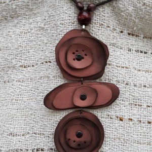 Mályva színű bőrnyaklánc - ékszer - nyaklánc - medálos nyaklánc - Meska.hu