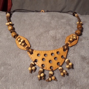 Fagyöngyökkel díszített egyedi bőrnyaklánc, Ékszer, Nyaklánc, Statement nyaklánc, Bőrművesség, MESKA