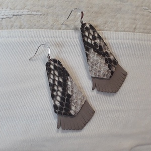 Kígyóbőrmintás bőrfülbevaló platinázott akasztóval, Ékszer, Fülbevaló, Lógó fülbevaló, Bőrművesség, MESKA