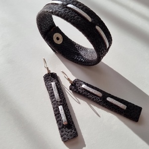 Bőrkarkötő, fülbevalóval - night silver - ékszer - ékszerszett - Meska.hu