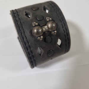 Sötétszürke bőrkarkötő, Ékszer, Karkötő, Széles karkötő, Bőrművesség, MESKA