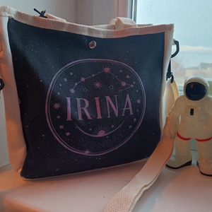 Irina asztronauta színeváltozása egyedi illusztrált válltáska - táska & tok - kézitáska & válltáska - vállon átvethető táska - Meska.hu