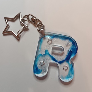 R mint Rosetta-köd epoxigyanta kulcstartó vagy medál monogrammal - Meska.hu
