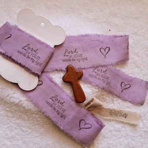 Kézzel festett és bélyegzett, tépett, pamutszalag, Bibliai, igés, felirattal- antik levendula lila-0, , , MESKA