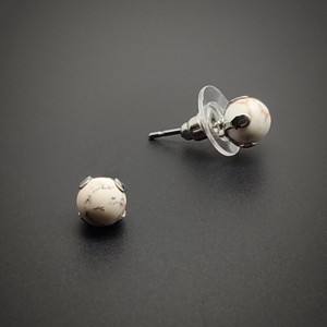 Magnezit fülbevaló, 6 mm � fehér matt ásványgolyó nemesacél foglalatban - Meska.hu